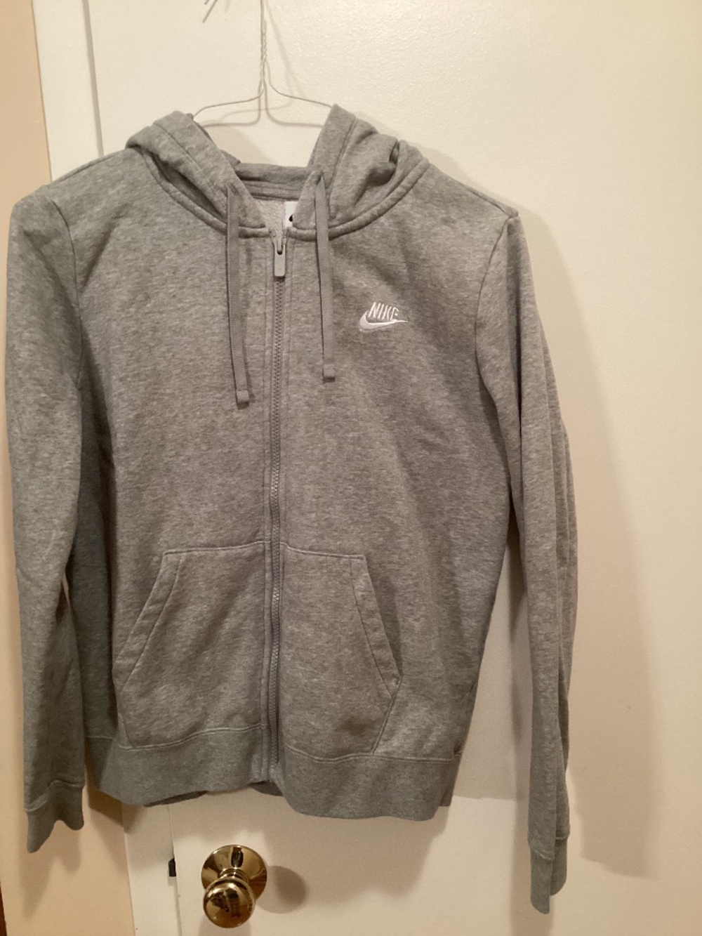 Nike women’s zip hoodie (M)